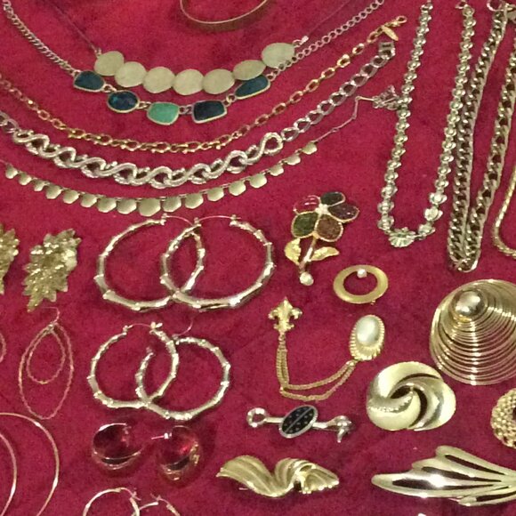 48 - Piece Lot of Gold Tone Vintage & Retro Jewelry **Last Lot** - Picture 3 of 16